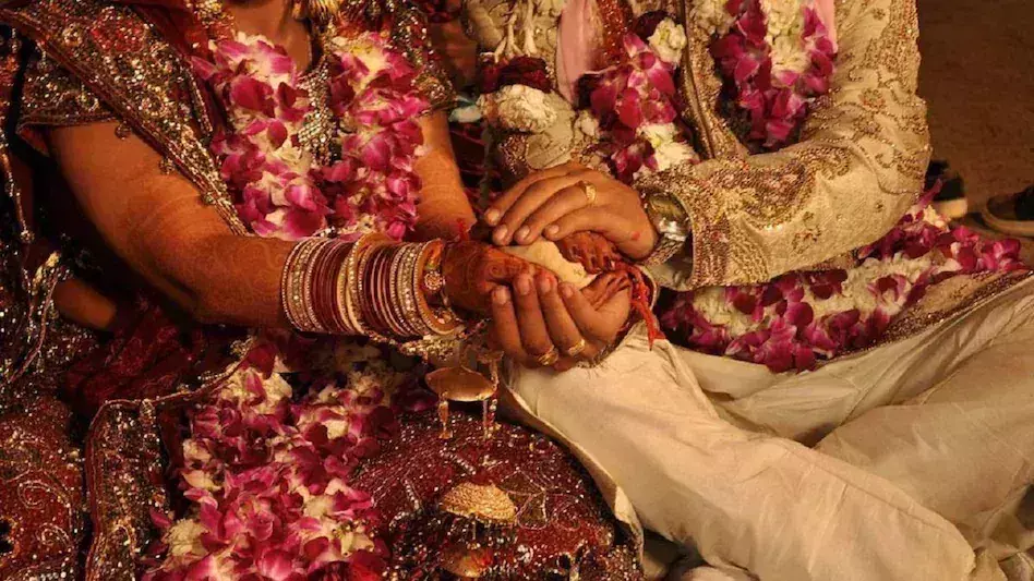 Damoh: पति की मौत के बाद 55 साल की महिला को भांजे से प्यार, की शादी Damoh: पति की मौत के बाद 55 साल की महिला को भांजे से प्यार, की शादी