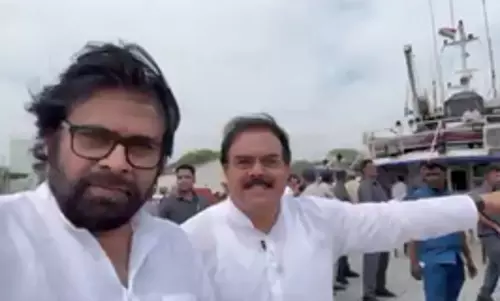 Pawan Kalyan ने काकीनाडा बंदरगाह से चावल की तस्करी को लेकर टीडीपी विधायक को फटकार लगाई Pawan Kalyan ने काकीनाडा बंदरगाह से चावल की तस्करी को लेकर टीडीपी विधायक को फटकार लगाई