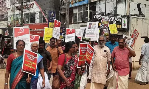 Keral: करुनागपल्ली में सीपीएम ने सड़कों पर उतरकर किया विरोध प्रदर्शन
