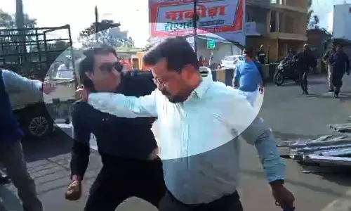 सड़क पर तहसीलदार की पिटाई, व्यापारी गिरफ्तार सड़क पर तहसीलदार की पिटाई, व्यापारी गिरफ्तार