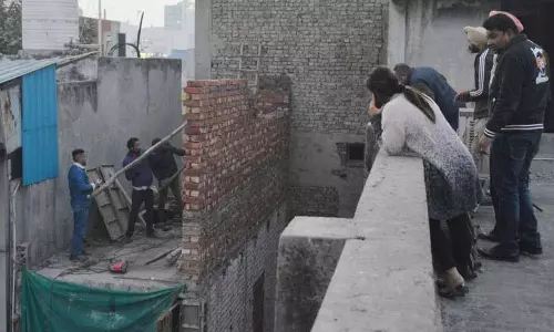 Bhadaur House इलाके में इमारत का अवैध हिस्सा गिराया गया