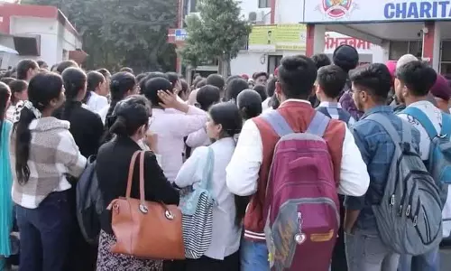 Ludhiana: बदमाशों ने नर्सिंग कॉलेज में घुसकर छात्रा पर हमला किया Ludhiana: बदमाशों ने नर्सिंग कॉलेज में घुसकर छात्रा पर हमला किया