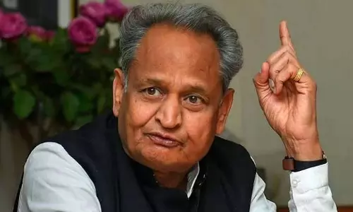 Rajasthan: पूर्व सीएम अशोक गहलोत ने ईवीएम पर उठाए सवाल Rajasthan: पूर्व सीएम अशोक गहलोत ने ईवीएम पर उठाए सवाल