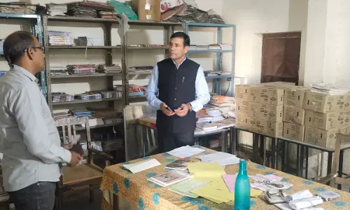 Churu: एसडीएम बिजेंद्र सिंह ने किया विद्यालयों, मतदान केंद्रों व पीएचसी का निरीक्षण