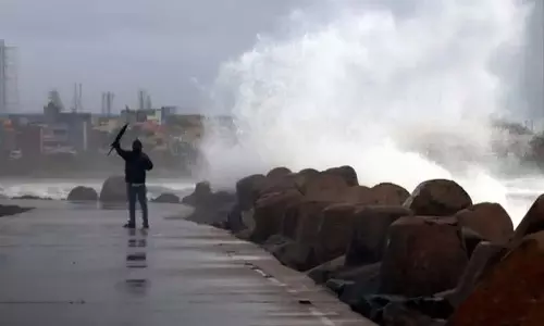Cyclone Fengal: तमिलनाडु, पुडुचेरी में भारी बारिश की आशंका, स्कूल बंद Cyclone Fengal: तमिलनाडु, पुडुचेरी में भारी बारिश की आशंका, स्कूल बंद