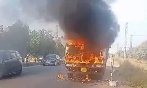 Sangareddy में कंटेनर लॉरी में आग लग गई