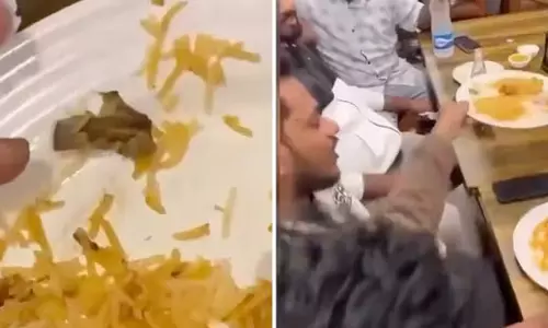 Hyderabad : रेस्टोरेंट में चिकन बिरयानी के अंदर सिगरेट मिली, वीडियो वायरल Hyderabad : रेस्टोरेंट में चिकन बिरयानी के अंदर सिगरेट मिली, वीडियो वायरल