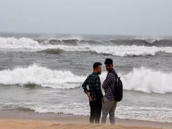 चक्रवात फेंगल पश्चिम-उत्तरपश्चिम की ओर बढ़ रहा , उत्तरी तमिलनाडु-Puducherry तटों को पार करने की संभावना