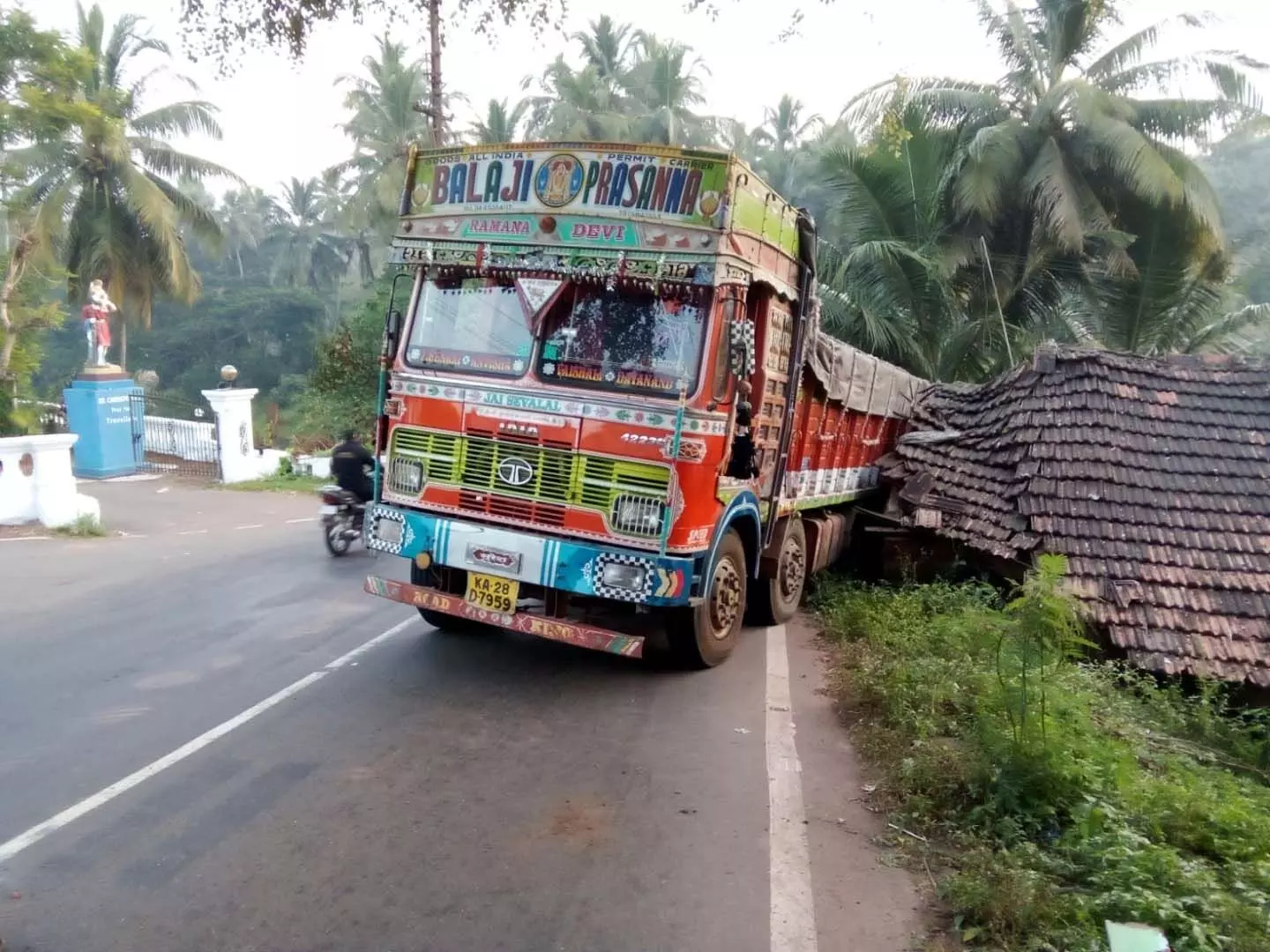 GOA: ट्रक के घर से टकराने से तिविम परिवार सुरक्षित बच गया