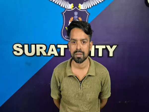 Surat पुलिस ने कई फर्जी पहचान पत्रों के साथ बांग्लादेशी नागरिक को गिरफ्तार किया Surat पुलिस ने कई फर्जी पहचान पत्रों के साथ बांग्लादेशी नागरिक को गिरफ्तार किया