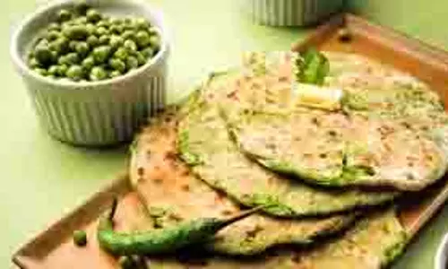 Breakfast:  इस बार बनायें मटर के पराठे