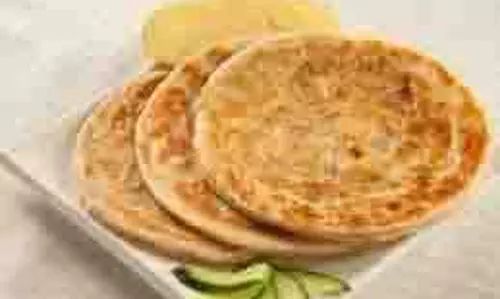 Dal Paratha Recipe: बची हुई दाल से बनाएं स्पेशल चटपटे पराठे Dal Paratha Recipe: बची हुई दाल से बनाएं स्पेशल चटपटे पराठे