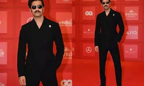 Vicky Kaushal ने रेड कार्पेट पर रेट्रो मूंछों वाला लुक अपनाया