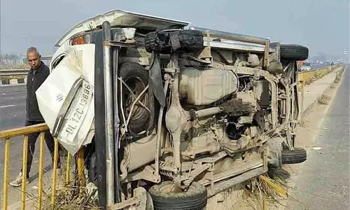 Haryana Accident: टायर फटने से वैन पलटी, 8 लोग गंभीर रूप से घायल Haryana Accident: टायर फटने से वैन पलटी, 8 लोग गंभीर रूप से घायल