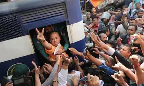 Chittagong: अशांति के बीच भीड़ ने 3 मंदिरों में तोड़फोड़ की