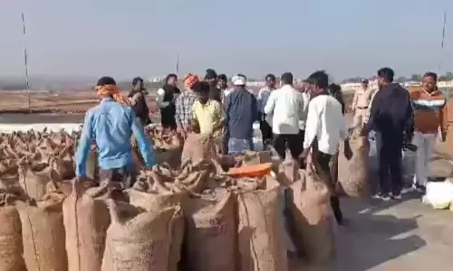 कलेक्टर धान बेचने पहुंचे किसान वेश में, घंटों तक खड़े रहे लाइन में