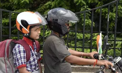 Police ने हेलमेट नियम पर रोक लगा दी Police ने हेलमेट नियम पर रोक लगा दी