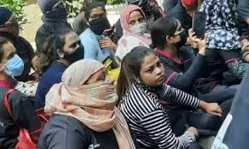 Mumbai  में ई-कॉमर्स कर्मचारी उचित वेतन के लिए वैश्विक विरोध में शामिल हुए
