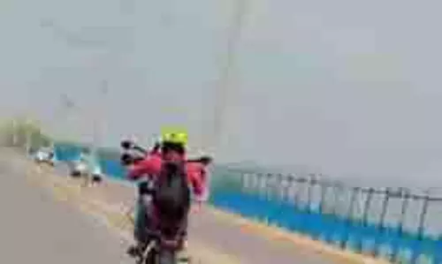 Himachal Pradesh: स्टंट करने वाले दोपहिया वाहन चालकों के कटे चालान Himachal Pradesh: स्टंट करने वाले दोपहिया वाहन चालकों के कटे चालान