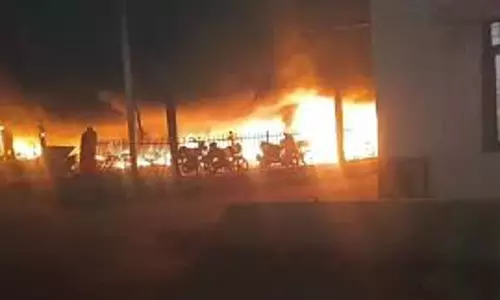 Varanasi: कैंट रेलवे स्टेशन पर लगी आग में 200 मोटरसाइकिल जलकर खाक
