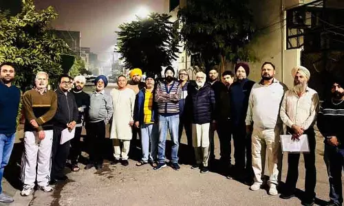 MC चुनाव नजदीक, विरोध के लिए समर्थन जुटाने घर-घर जा रहे निवासी