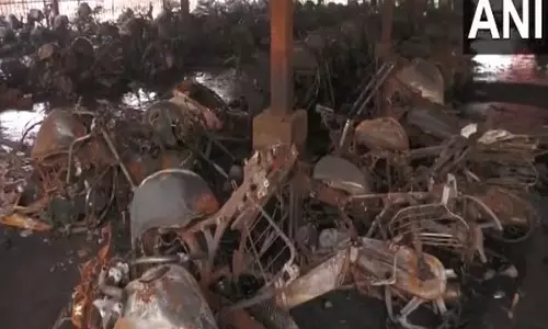 Varanasi कैंट रेलवे स्टेशन की पार्किंग में लगी आग, कई वाहन जलकर खाक