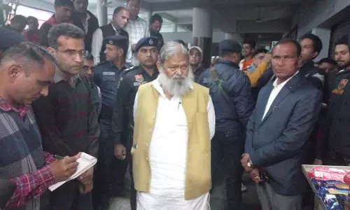 Haryana : कैथल में मंत्री विज ने सुपरवाइजर, ड्राइवर को सस्पेंड किया Haryana : कैथल में मंत्री विज ने सुपरवाइजर, ड्राइवर को सस्पेंड किया