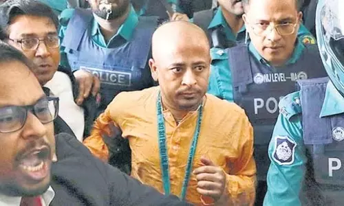 इस्कॉन पादरी चिन्मय दास और 16 अन्य के बैंक खाते फ्रीज कर दिए: Report इस्कॉन पादरी चिन्मय दास और 16 अन्य के बैंक खाते फ्रीज कर दिए: Report