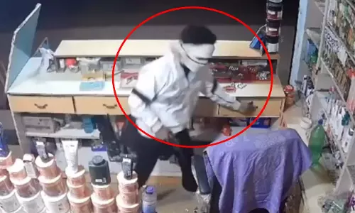 दुकान के अंदर नकाबपोशों की दस्तक, लेकिन धर रह गई सारी चालाकी!