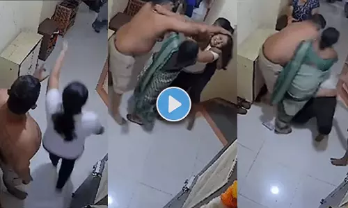 अपनी ही पत्नी के सामने पड़ोसन युवती के साथ किया घिनौना कृत्य, VIDEO अपनी ही पत्नी के सामने पड़ोसन युवती के साथ किया घिनौना कृत्य, VIDEO