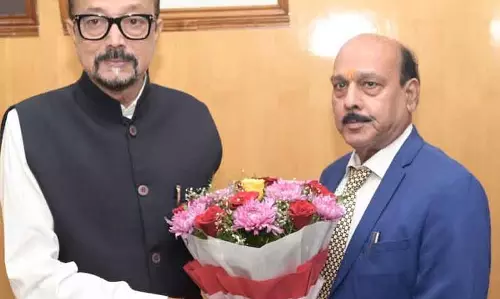 राज्यपाल डेका से छत्तीसगढ़ राज्य मानवाधिकार के सदस्य मिश्रा ने सौजन्य भेंट की