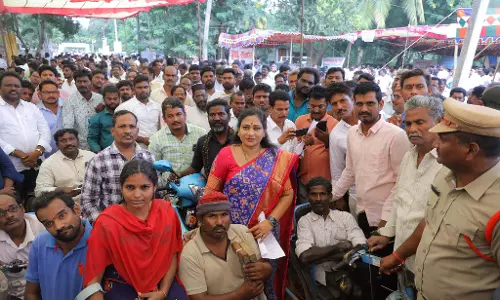 HM Anitha: आंध्र प्रदेश में गड्ढों से मुक्त सड़कें बनाई जाएंगी HM Anitha: आंध्र प्रदेश में गड्ढों से मुक्त सड़कें बनाई जाएंगी