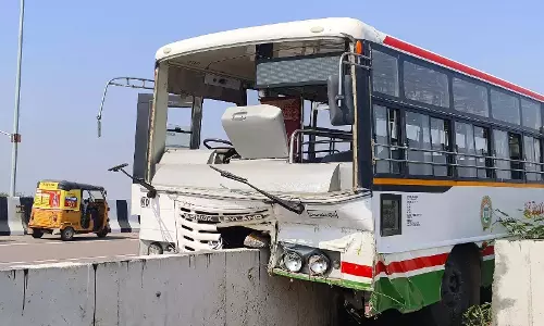 TGRTC की बस डिवाइडर से टकराई, 15 लोग मामूली रूप से घायल