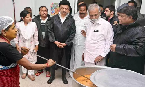 CM स्टालिन ने अम्मा कैंटीन में मुफ्त भोजन उपलब्ध कराने का आदेश दिया
