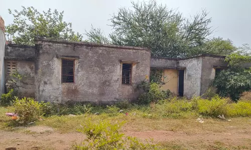 अटल आवास बेलभाठा का हाल बेहाल, कीचड़ और गड्ढे के बीच रहने गरीब परिवार मजबूर अटल आवास बेलभाठा का हाल बेहाल, कीचड़ और गड्ढे के बीच रहने गरीब परिवार मजबूर