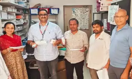 Telangana : डीसीए ने अत्यधिक कीमत पर दवाइयां बेचने के लिए अस्पताल पर कार्रवाई की Telangana : डीसीए ने अत्यधिक कीमत पर दवाइयां बेचने के लिए अस्पताल पर कार्रवाई की