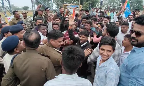 कुरुद के पास हाईवे में हंगामा, धमतरी पासिंग गाड़ियों से लिए जा रहे टोल टैक्स का विरोध