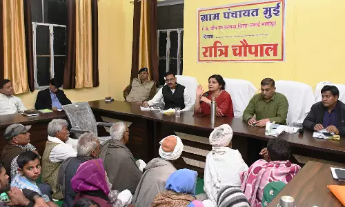 Madhopur: जिला कलेक्टर ने मुई में रात्रि चौपाल कर सुनी ग्रामीणों की समस्याएं Madhopur: जिला कलेक्टर ने मुई में रात्रि चौपाल कर सुनी ग्रामीणों की समस्याएं
