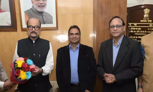 राज्यपाल डेका से पं. जवाहरलाल नेहरू मेमोरियल मेडिकल कॉलेज डीन डॉ. चौधरी ने सौजन्य भेंट की