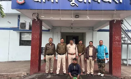 सब्जी दुकान की आड़ में शराब बिक्री, पुलिस ने दबिश देकर व्यापारी को दबोचा