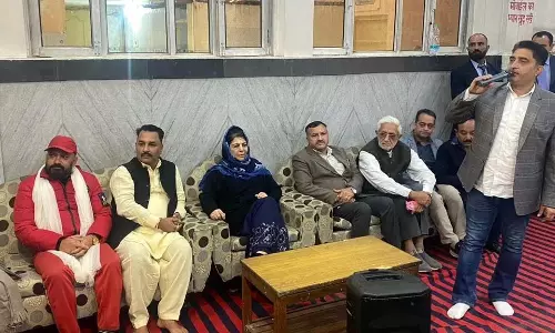 महबूबा ने कटरा का दौरा किया, LG से फैसले की समीक्षा करने का आग्रह किया
