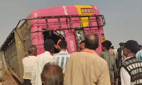 बस पलटी: 4 यात्रियों की मौत, 20 से ज्यादा यात्री घायल