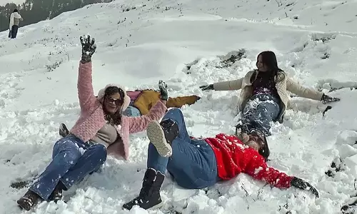 Jammu के इन इलाकों में ताजा बर्फबारी, पर्यटक खुश Jammu के इन इलाकों में ताजा बर्फबारी, पर्यटक खुश