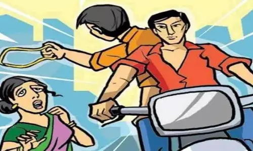 Shahjahanpur : दिनदहाड़े महिला के गले से सोने की चेन की लूट Shahjahanpur : दिनदहाड़े महिला के गले से सोने की चेन की लूट