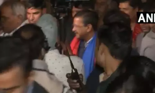 BIG BREAKING: अरविंद केजरीवाल पर तरल पदार्थ फेंकने की कोशिश