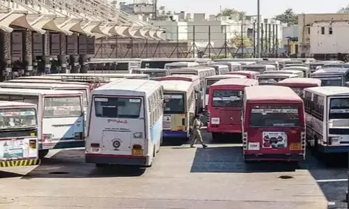 UP: एक्सप्रेसवे पर पान थूकते समय चलती बस से गिरकर यात्री की मौत