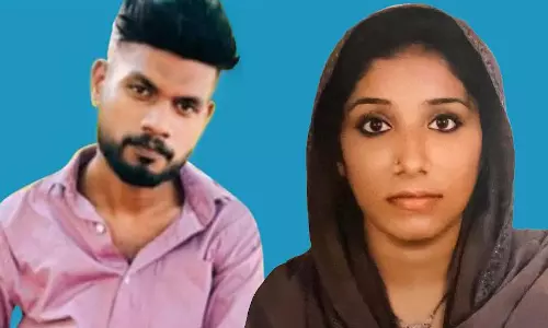 छेड़छाड़ की शिकायत निपटाने के लिए कमरा लिया, मूंछ हटाकर और कपड़े बदलकर.. छेड़छाड़ की शिकायत निपटाने के लिए कमरा लिया, मूंछ हटाकर और कपड़े बदलकर..