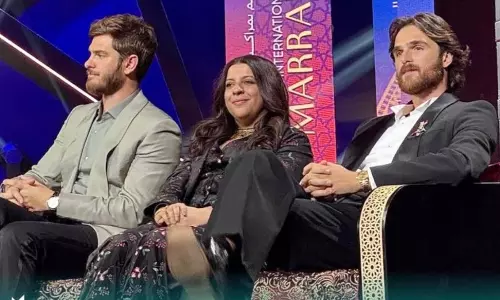 एंड्रयू गारफील्ड और जैकब एलोर्डी के बीच बैठीं Zoya Akhtar ने इंटरनेट पर मचाई सनसनी एंड्रयू गारफील्ड और जैकब एलोर्डी के बीच बैठीं Zoya Akhtar ने इंटरनेट पर मचाई सनसनी
