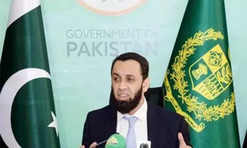 Pakistan के सूचना मंत्री ने कहा, कंटेनर से धकेला गया व्यक्ति पूरी तरह ठीक है