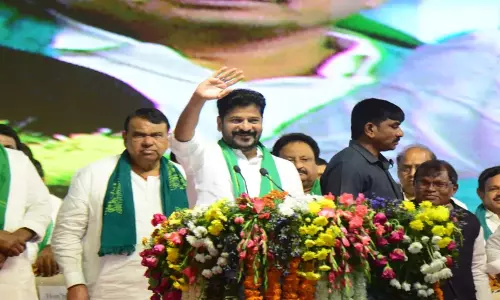 Revanth ने फसल ऋण माफी योजना पर मोदी और KCR को चुनौती दी